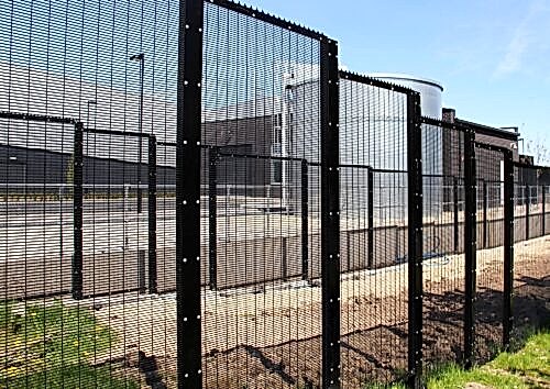 Palisade Fencing Vs Mesh Fencing